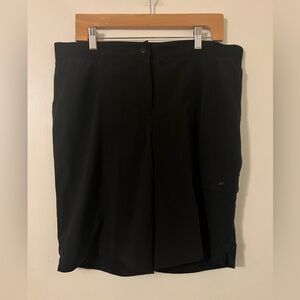 Chico's Zinergy Black Bermuda Cargo Shorts size 2 (12) (A307)